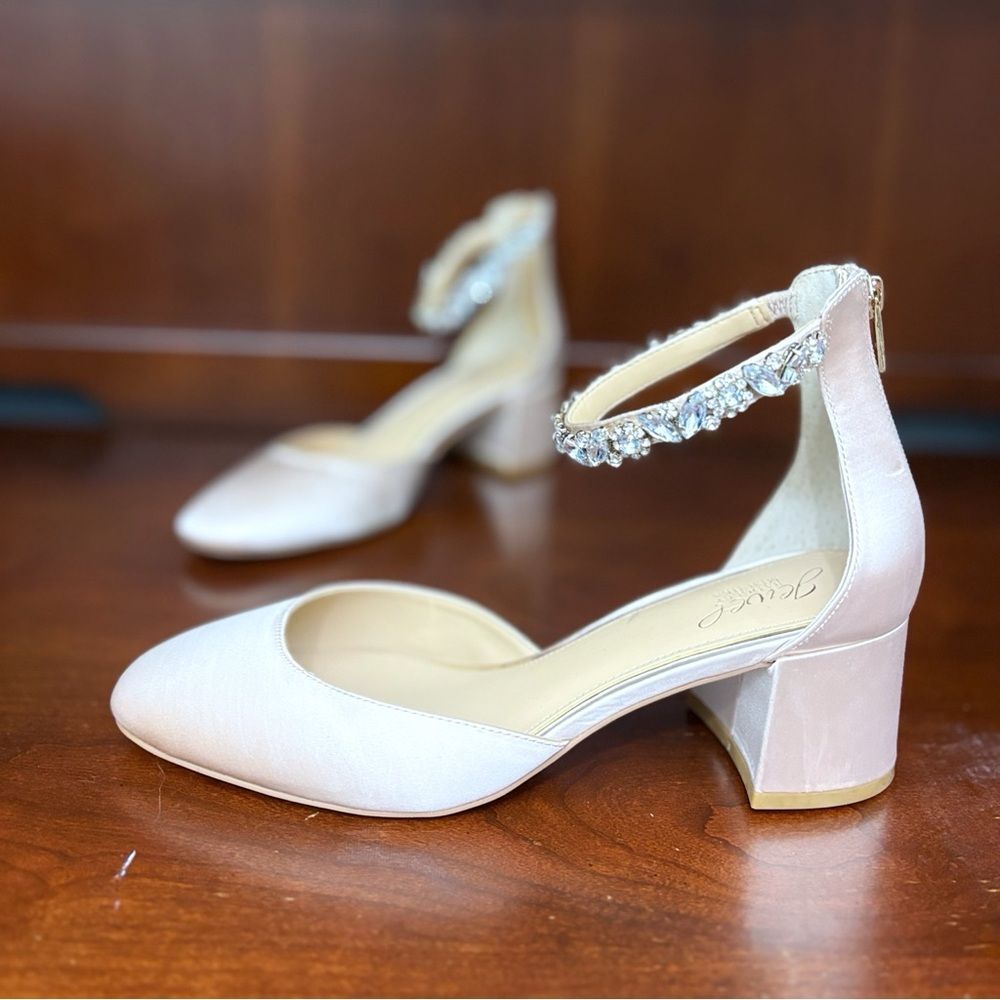 NWOB Jewel Badgley Mischka Women Heels 9 Blush Satin Rhinestone Party Glam HOCO